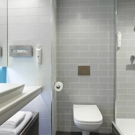 Express - & South Lakes By Ihg Hotel 3*