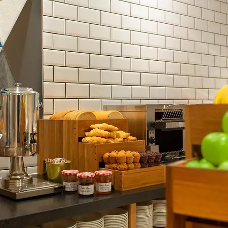 Express - & South Lakes By Ihg Hotel 3*