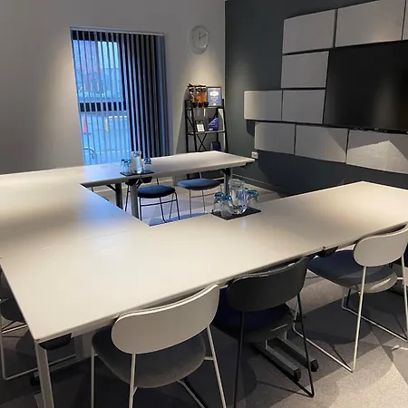 Express - & South Lakes By Ihg Hotel 3*