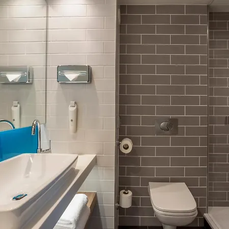 Express - & South Lakes By Ihg Otel